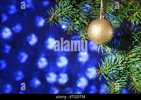 Décoré avec des boules colorées sur un arbre de Noël, floue et mousseux fond fabuleux. Banque D'Images