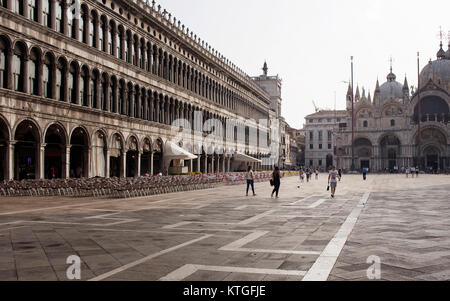 Tôt le matin, image de la Piazza San Marco avec quelques personnes à pied dans Venise. La Basilique Saint Marc est également dans la vue. C'est la capitale du nord du Banque D'Images