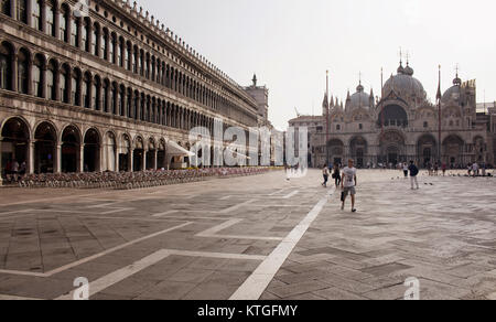 Tôt le matin, image de la Piazza San Marco avec quelques personnes à pied dans Venise. La Basilique Saint Marc est également dans la vue. C'est la capitale du nord du Banque D'Images