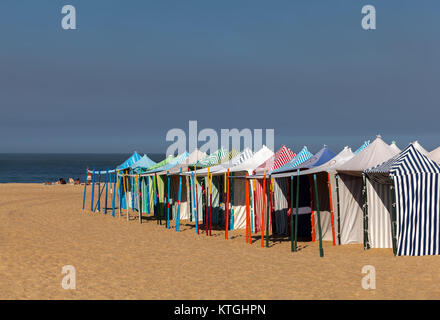 Praia Da Nazare beach à Caldas da Rainha, Portugal, couverte de la plage en été des tentes. Banque D'Images