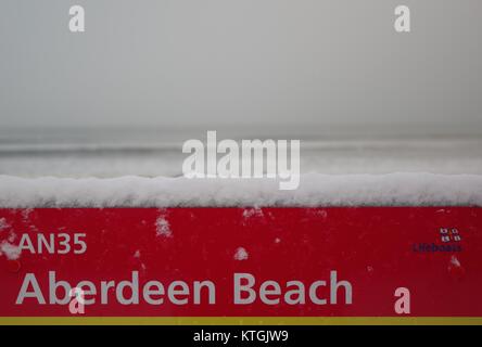 La plage d''Aberdeen, enneigés des aides de flottabilité signe. L'Écosse, au Royaume-Uni. Décembre 2017. Banque D'Images