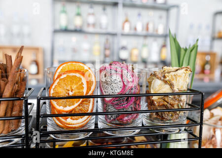 Tranches de fruits secs. L'Orange, fruit du dragon et l'ananas. La nourriture végétarienne bio naturel. Banque D'Images