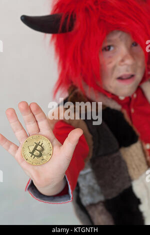 Le petit diable est tentant d'acheter bitcoin. Banque D'Images