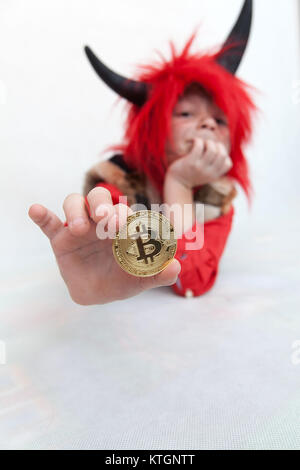 Le petit diable est tentant d'acheter bitcoin. Banque D'Images