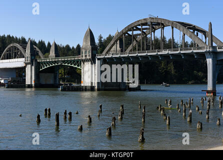 Le Pont de la rivière Siuslaw à Florence, Oregon, United States Banque D'Images