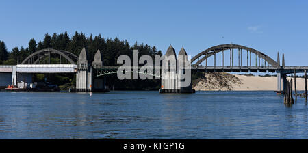 Le Pont de la rivière Siuslaw à Florence, Oregon, United States Banque D'Images