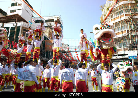 NAKHONSAWAN ,THAÏLANDE - JAN 31,2017:groupe de personnes non identifiées avec la danse du lion chinois dieux montrant sur rue en ville pendant le Nouvel An chinois. Banque D'Images