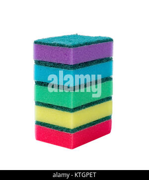 Pile d'éponges colorées pour nettoyage humide et lave-vaisselle isolé sur fond blanc, de face Banque D'Images