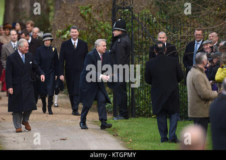 Le Prince de Galles rit comme le duc d'York (droite) attrape un soufflé hat qu'ils arrivent à participer à la journée de Noël matin service religieux à l'église St Mary Magdalene à Sandringham, Norfolk. Banque D'Images