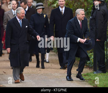 Le Prince de Galles rit comme le duc d'York (droite) attrape un soufflé hat qu'ils arrivent à participer à la journée de Noël matin service religieux à l'église St Mary Magdalene à Sandringham, Norfolk. Banque D'Images