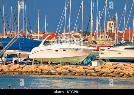 Location sur cale sèche à vue sur port de plaisance de la méditerranée, destination yachting en Croatie Banque D'Images