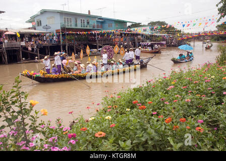 Belle fleur dans la parade des bateaux flottants annuel unique bougie festival cont Chado flottante de carême bouddhique en cont Chado canal, Ayutthaya, Thaïlande. Banque D'Images