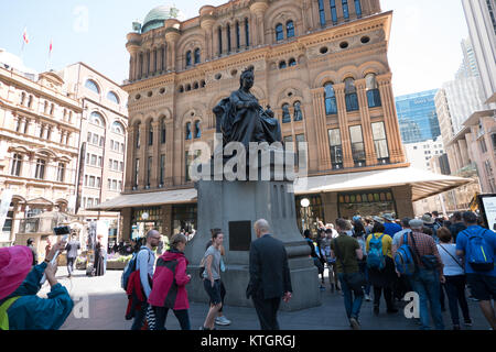 Statue devant Queen Victoria Building Banque D'Images