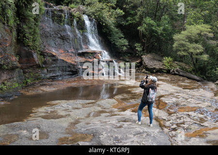 À katoomba female hiker taking photo Banque D'Images