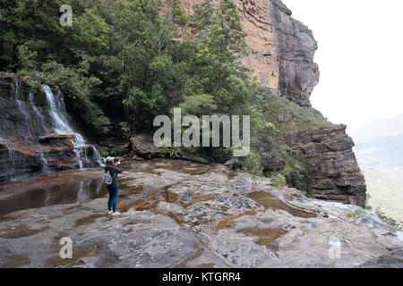 À katoomba female hiker taking photo Banque D'Images