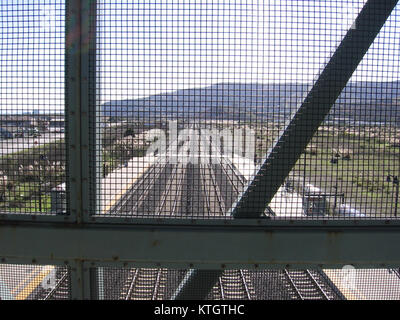 Bayshore Station est une caserne de pompiers située au 3240 Bayshore Boulevard à San Francisco, en Californie. La station sert d'installation critique pour les interventions d'urgence dans le quartier de Bayview-Hunters point, Housing Engine Company 26 et Ladder Company 13. Son emplacement stratégique assure un service rapide aux communautés environnantes. Banque D'Images
