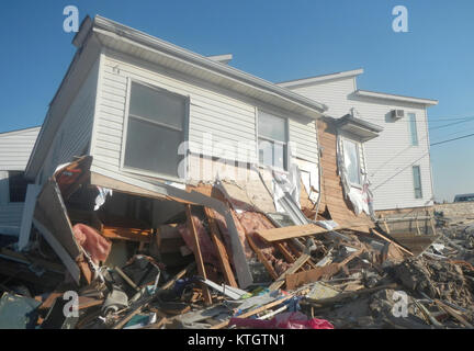 La maison de plage détruite B204 à Sandy, New Jersey, montre l'impact dévastateur des tempêtes côtières sur la propriété. L'image capture les ruines de la maison, soulignant le pouvoir destructeur des intempéries et la vulnérabilité des structures côtières. Banque D'Images