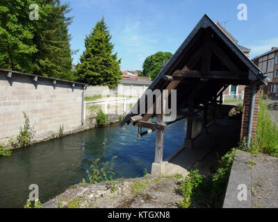 Beaumont-le-Roger est une commune française, située dans le département de l'Eure. Le lavoir, un lavoir public traditionnel, est une caractéristique notable du village. Banque D'Images