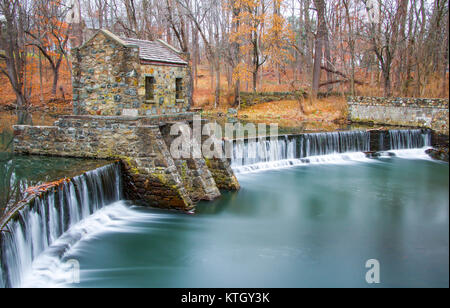 L'exposition longue journée à l'extérieur de la réserve de la structure en pierre sur barrage et lac en cascade sur Speedwell Morristown, New Jersey dans le comté de Morris Banque D'Images