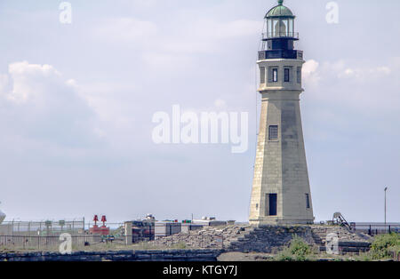 Phare principal Buffalo à l'embouchure de la rivière Buffalo et Erie Canal prises d'Erie Basin Marina à Buffalo, New York Banque D'Images