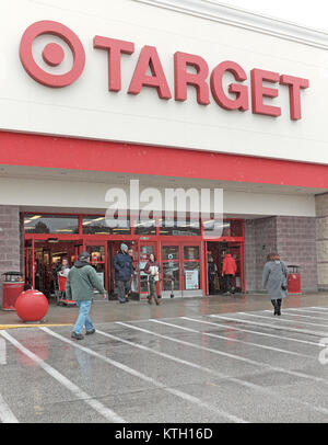 Le magasin de détail cible dans Willoughby, Ohio, USA attire des clients de vacances de dernière minute le 23 décembre 2017, par mauvais temps Banque D'Images