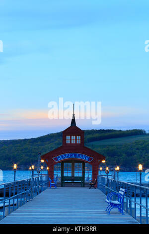Le coucher du soleil, Town dock sur Lac, Finger Lakes, Watkins Glen, New York, USA Banque D'Images
