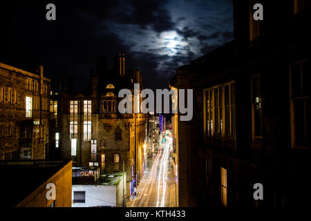 Edinburgh, Royaume-Uni - 12/04/2017 : une vue de la nuit de la lumière des sentiers sur une route qui traverse Edingurgh de nuit. Banque D'Images