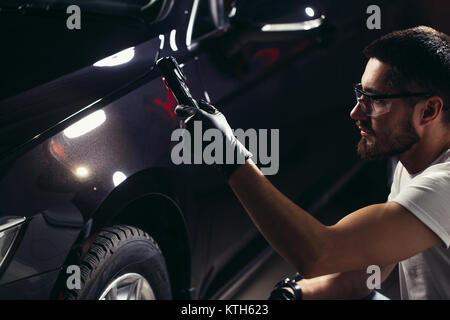 L'homme vérifie le polissage avec une torche Banque D'Images