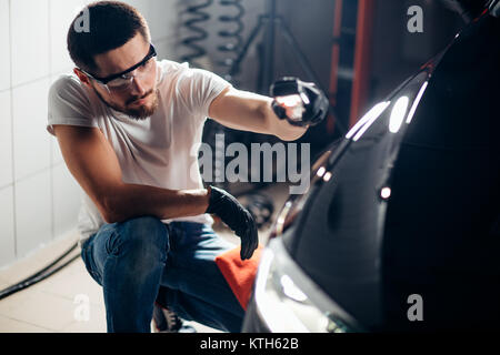 L'homme vérifie le polissage avec une torche Banque D'Images
