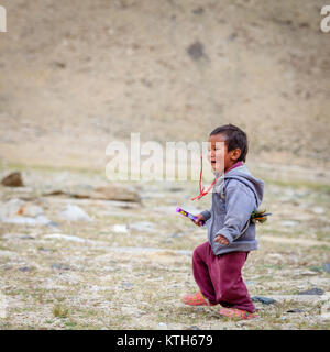 Cachemire, Ladakh, Inde, le 16 juillet 2016 : garçon s'exécute dans le domaine dans les hautes terres du Ladakh district de cachemire, l'Inde Banque D'Images