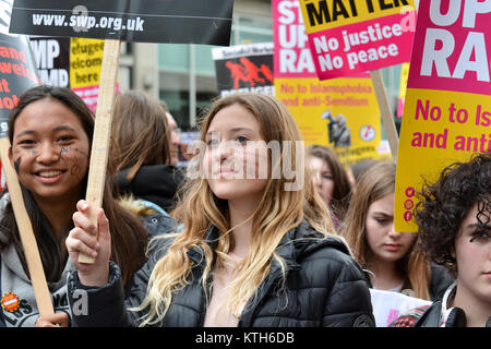 Journée internationale contre le racisme DES NATIONS UNIES : Des manifestants anti-racisme portent un message écrit sur leurs visages Par "réalisation n'a pas de couleur" à Londres, au Royaume-Uni. Banque D'Images