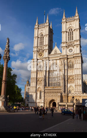 Londres, Royaume-Uni - 16 juin 2013 : Visiteurs à façade occidentale de l'abbaye de Westminster Westminster près de la colonne, City of westminster, zone centrale de plus grande Banque D'Images