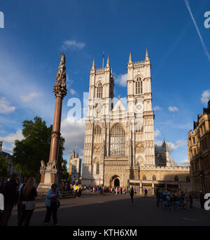 Londres, Royaume-Uni - 16 juin 2013 : Visiteurs à façade occidentale de l'abbaye de Westminster Westminster près de la colonne, City of westminster, zone centrale de plus grande Banque D'Images