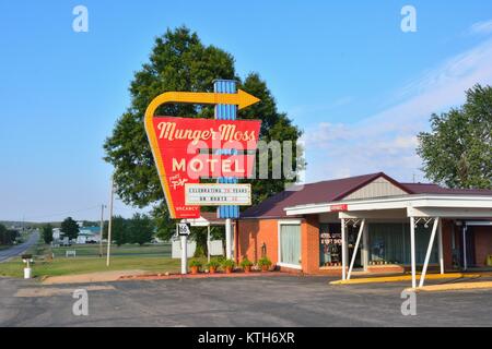 Liban, Missouri, USA - 18 juillet 2017 : Munger Moss Motel et vintage en néon sur l'historique Route 66 au Missouri. Banque D'Images