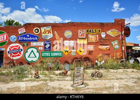 Erick, Oklahoma, USA - Le 20 juillet 2017 : Sandhills Curiosity Shop situé à Erick - le plus ancien bâtiment de la ville de marché de la viande. C'est une grande collection de Banque D'Images