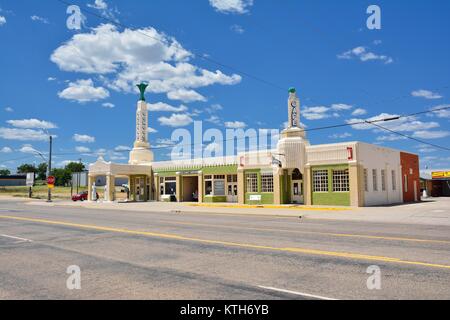 Shamrock, Texas - Juillet 20, 2017 : Art déco U-Drop Inn Conoco Station (Station Tour) sur la Route 66. Paru dans le film d'animation 'Cars'. Regis National Banque D'Images