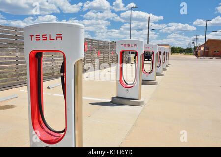 Shamrock, Texas - Le 20 juillet 2017 : Tesla Supercharger Gare à Shamrock, Texas. Tesla Motors développe le réseau de stations de rechargement à travers monde. Banque D'Images