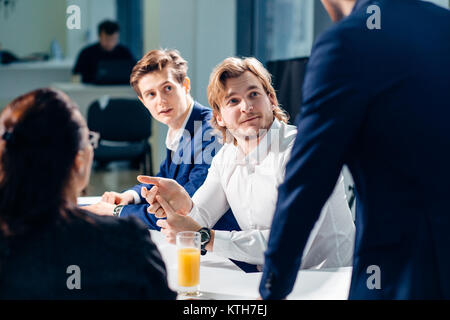 Businessman présentant à ses collègues à la réunion Banque D'Images