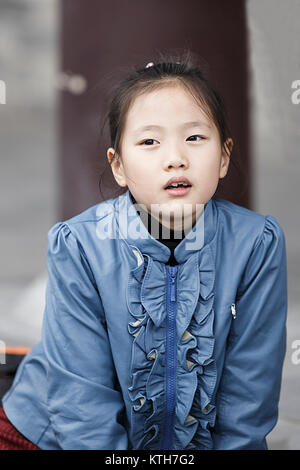 Xian, Chine - octobre 22,2017 : Petite fille joue dans la rue le 22 octobre, la Chine. Banque D'Images