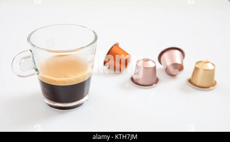 Tasse à Expresso et capsules à café, sur fond blanc, vue rapprochée avec des détails Banque D'Images