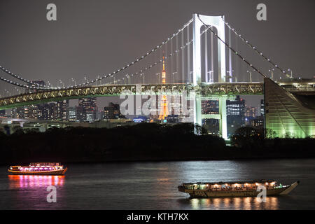 Le JAPON, Tokyo-CIRCA APR, 2013 : Le Rainbow Bridge est un pont suspendu sur la baie de Tokyo Shibaura entre Pier et le front d'Odaiba à Minato. Le Ni Banque D'Images