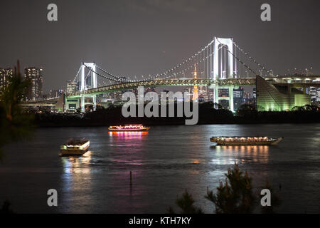 Le JAPON, Tokyo-CIRCA APR, 2013 : le pont en arc-en-ciel est de l'autre côté de la baie de Tokyo Shibaura entre Pier et le front d'Odaiba à Minato. Vue de nuit, allumé dans l'étude whi Banque D'Images