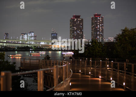 Le JAPON, Tokyo-CIRCA APR, 2013 : le pont Rainbow et gratte-ciel sont dans la baie de Tokyo Shibaura entre Pier et le front d'Odaiba à Minato. Vie nocturne Banque D'Images