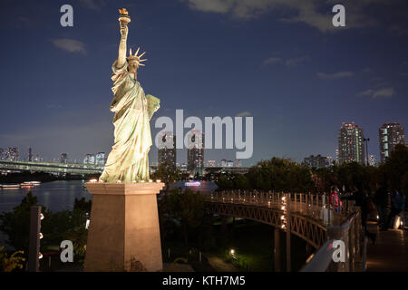 Le JAPON, Tokyo-CIRCA avr 2013 : réplique de la Statue de la liberté à Odaiba est dans la nuit. Odaiba est une grande île artificielle dans la baie de Tokyo. P Banque D'Images