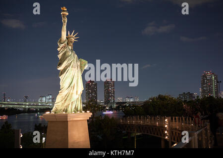 Le JAPON, Tokyo-CIRCA avr 2013 : réplique de la Statue de la liberté est dans la nuit d'Odaiba. Odaiba est une grande île artificielle dans la baie de Tokyo. S populaires Banque D'Images