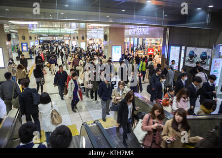 Le JAPON, Tokyo-CIRCA APR, 2013 : Les passagers entrer escaliers mécaniques dans les niveaux bas de la gare de Kyoto. C'est une grande gare et transport hu Banque D'Images