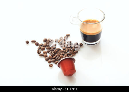 Tasse à expresso, capsule et les grains de café sur fond blanc, vue rapprochée avec des détails Banque D'Images