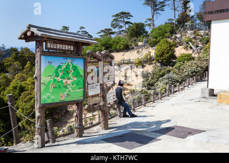 Le Japon, d'Itsukushima-CIRCA avr 2013 : Information Conseil de sentiers de randonnée menant au sommet du Mont Misen. Il est près de la sortie de Shishiiwa ropeway stat Banque D'Images