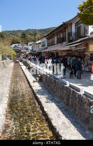 Le Japon, d'Itsukushima-CIRCA avr 2013 : rue commerçante Omotesando est le plus achalandé en place pour Miyajima souvenior boutiques et restaurants. C'est aussi l'alimentation t Banque D'Images