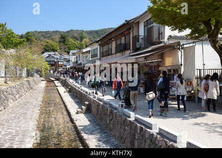 Le Japon, d'Itsukushima-CIRCA avr 2013 : rue commerçante Omotesando est le plus achalandé en place pour Miyajima souvenior stocke et cafés. Il est également de la nourriture tastin Banque D'Images